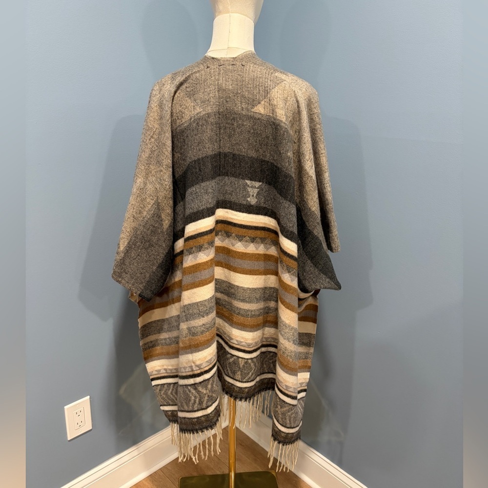 Vince Camuto Striped Ruana Wrap Shawl Fringe Open Front Gray Neutral - Picture 2 of 5
